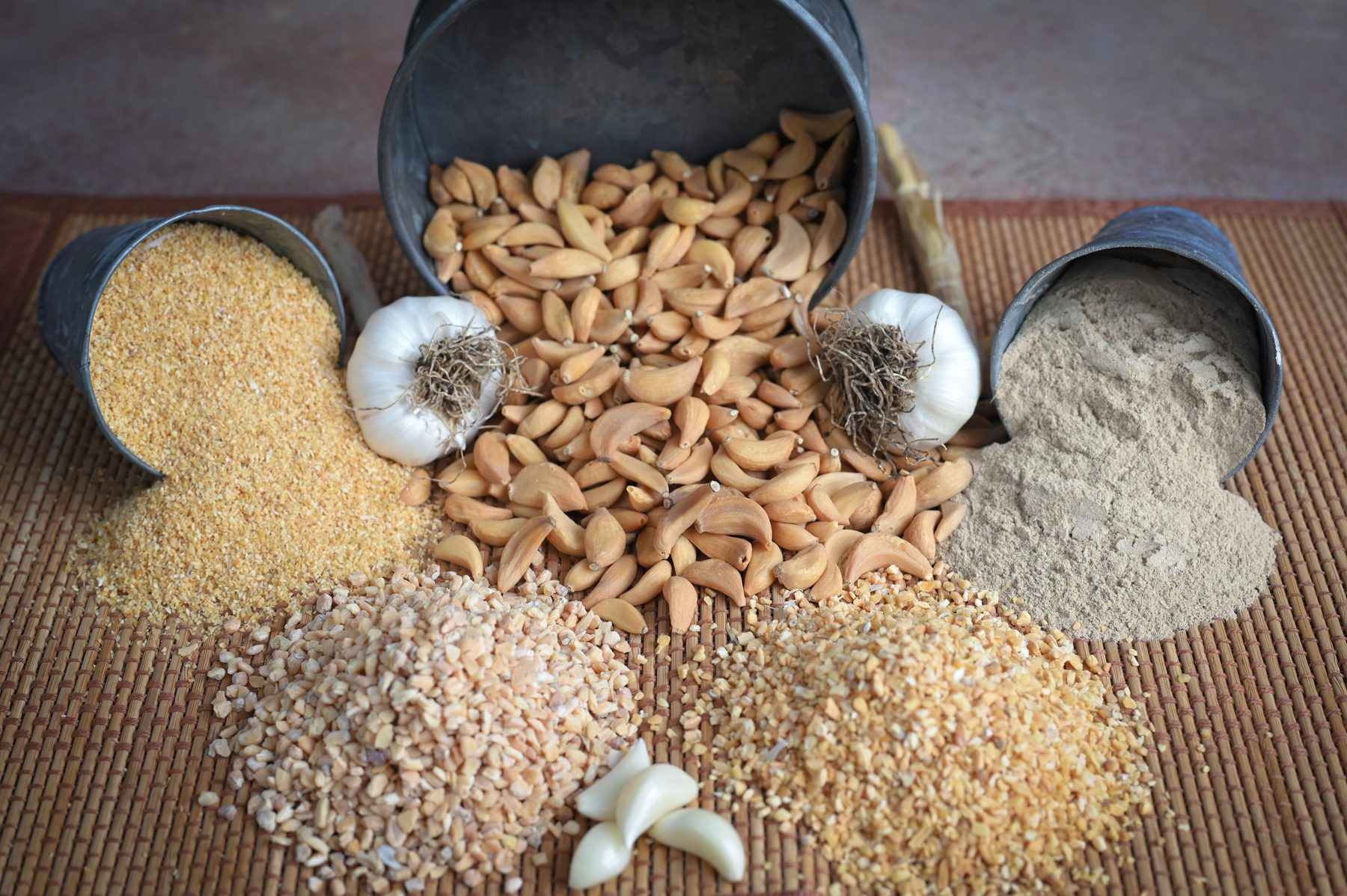 Garlic cloves with dehydrated garlic granules and powder