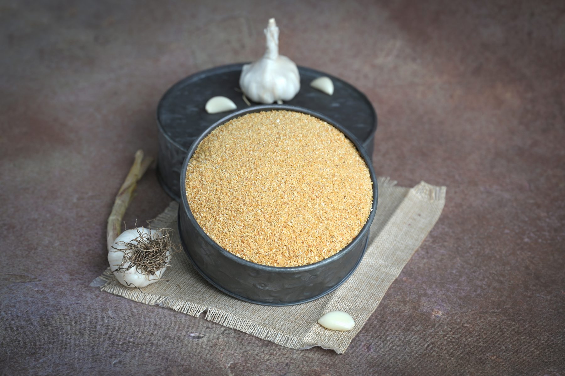 Golden dehydrated garlic powder