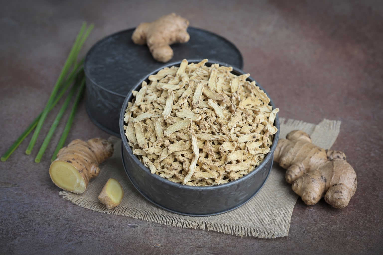 Dehydrated ginger flakes